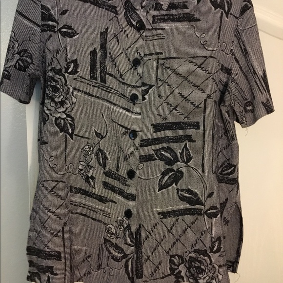 Light weight short sleeve blouse - Picture 3 of 6